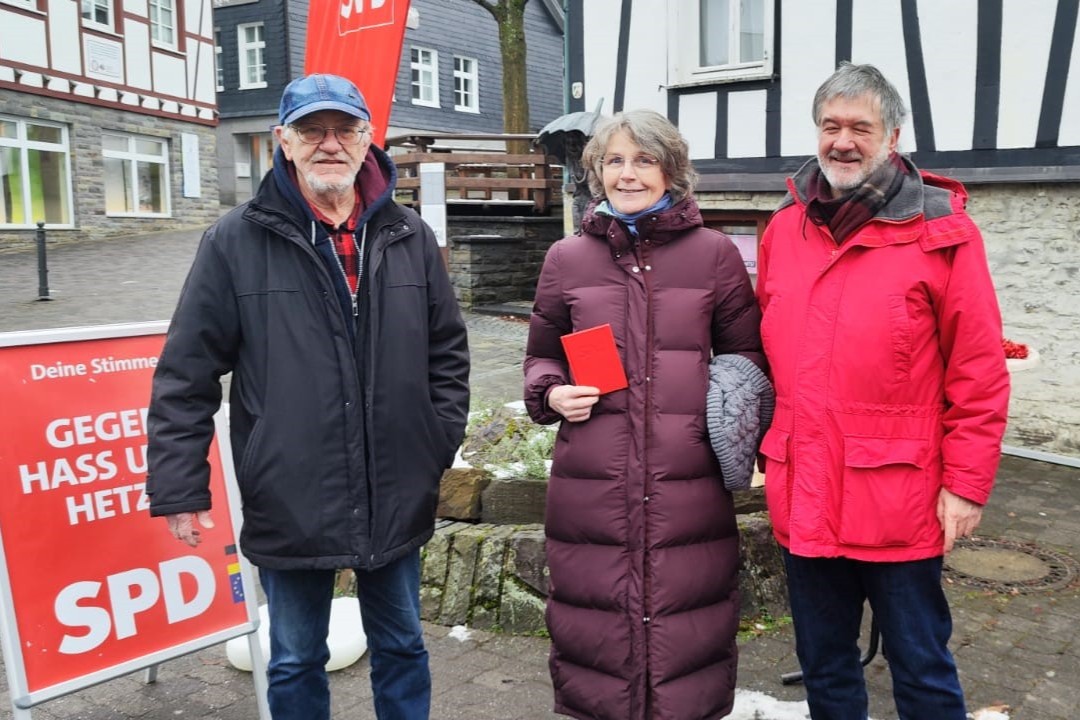 Übergabe Parteibuch an Gerrit Sabina Eschmann