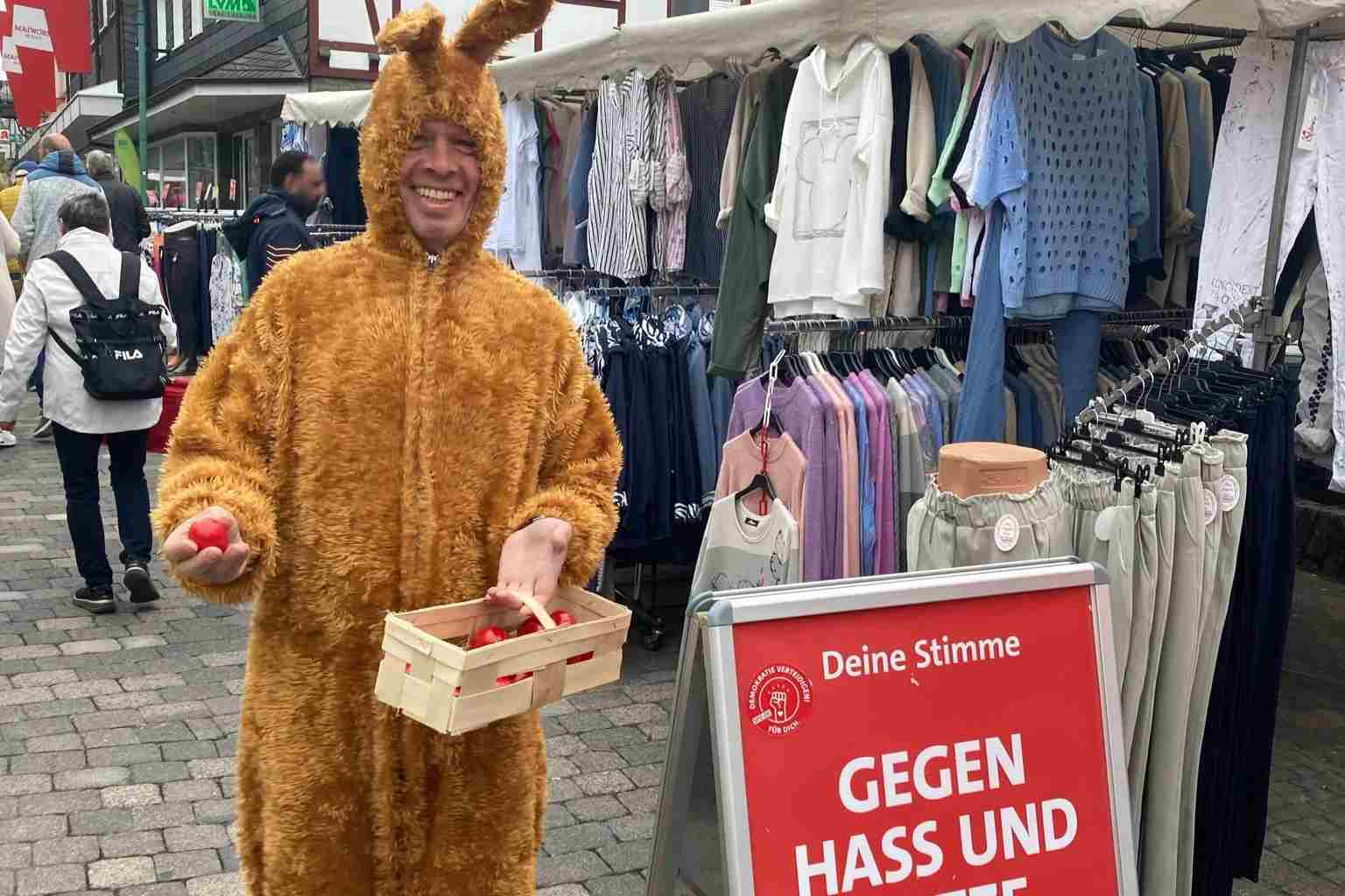 2025 04 13_Ostern Vieh und Krammarkt 01_3zu2 Genosse Osterhase auf dem Vieh- und Krammarkt