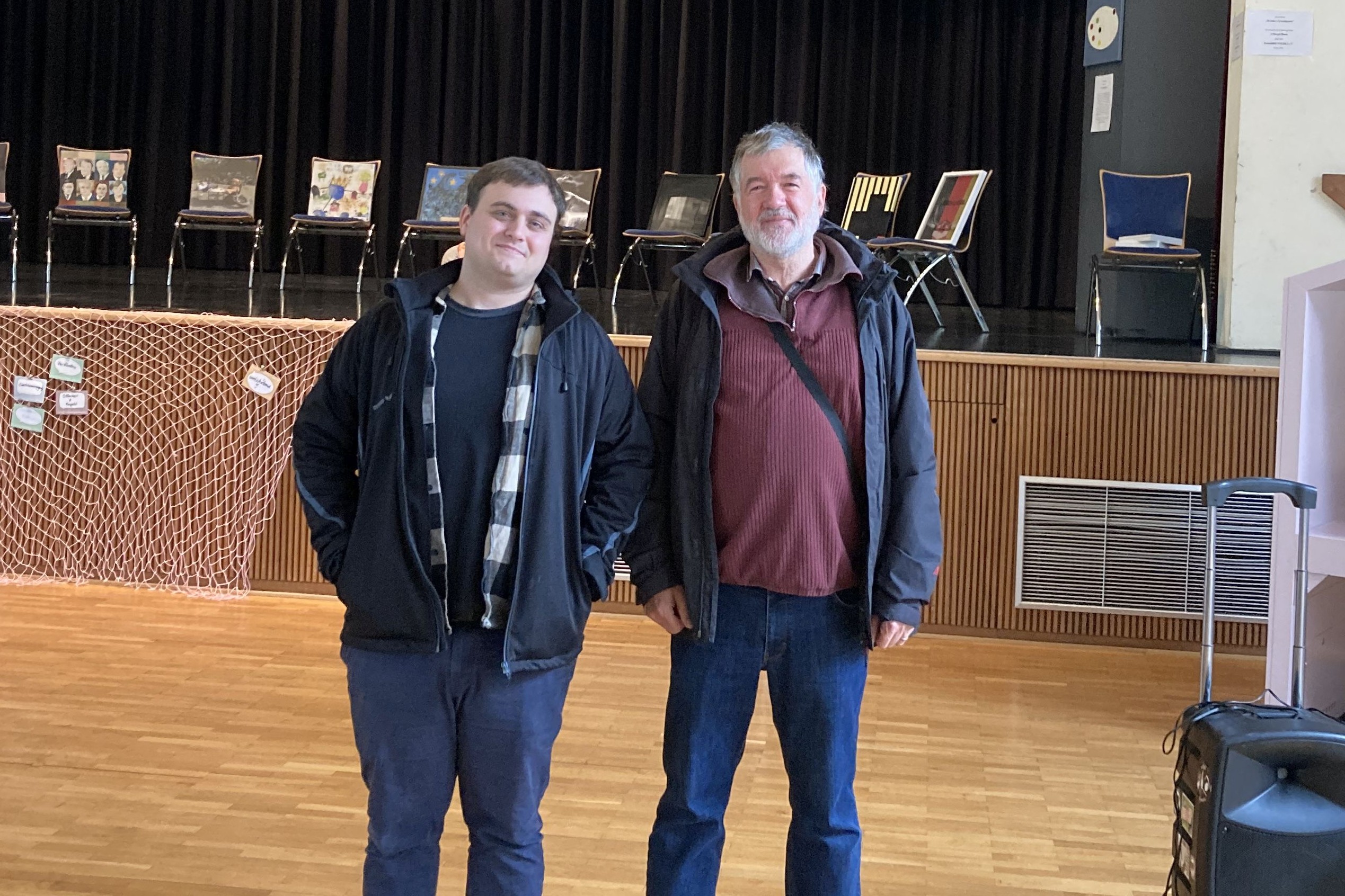 2025 05 27_Wanderausstellung YOUNIWORTH_ Foto mit dem Linken Bundentagsabgeordneten Jan Köstering aus Nümbrecht_3zu2 YOUNIWORTH Wanderausstellung zu Migration und Integration