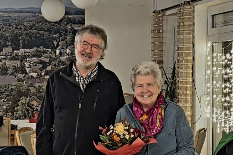 2025 11 23_Ulla Reinsch als Neue Bürgermeisterin_3zu2 Frank Marmor gratuliert Ulla Reinsch